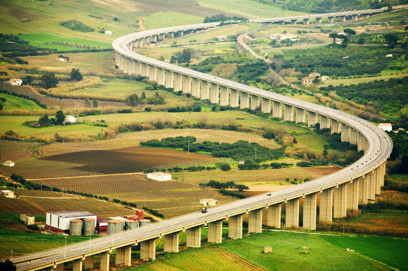 无人,横图,俯视,航拍,室外,白天,旅游,度假,草地,草坪,美景,植物,道路,高速公路,路,公路,意大利,欧洲,曲折,弯曲,光线,景观,交通,娱乐,草,树,树木,绿色,自然,享受,休闲,景色,放松,蜿蜒,生长,成长,西西里,鸟瞰,南欧,自然风光,延伸,意大利共和国,西西里岛,延长,马路,彩图,高角度拍摄