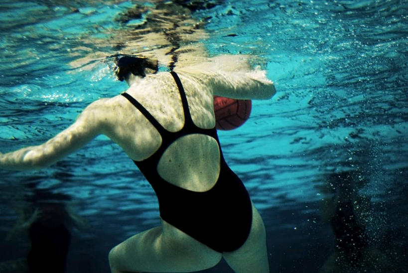 游泳,西方人,三个人,体育馆,游泳池,横图,室内,白天,泳装,排球,水,欧洲,欧洲人,模糊,水池,水面,排球装备,运动器械,泳池,背面,健身器械,游泳馆,健身器材,连体泳衣,泅水,含糊,恍惚,模胡,依稀,隐约,拍浮,排球运动,年轻女性,女人,女性,白种人,半身,彩图,泳衣,运动器材