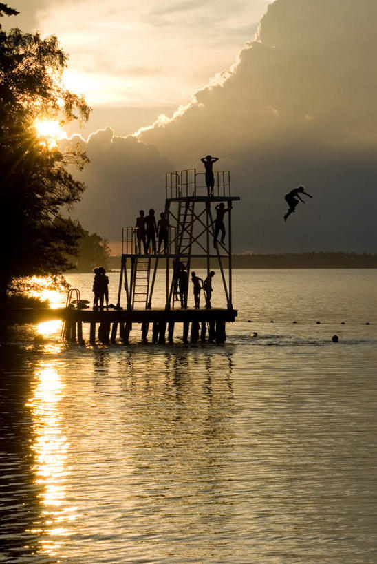 游泳,西方人,站,跳,竖图,室外,白天,正面,河流,日落,树林,水,植物,瑞典,欧洲,欧洲人,河水,水流,晚霞,霞光,云,云朵,落日,跳台,许多人,半空,背光,云彩,树,树木,蓝色,绿色,白云,蓝天,天空,自然,黄昏,天,站着,一群人,彩霞,生长,晴朗,成长,斯堪的纳维亚,北欧,斯堪的纳维亚半岛,逆光,泅水,瑞典王国,夕照,拍浮,白种人,晴空,夕阳,跳跃,站立,半身,彩图,斜阳