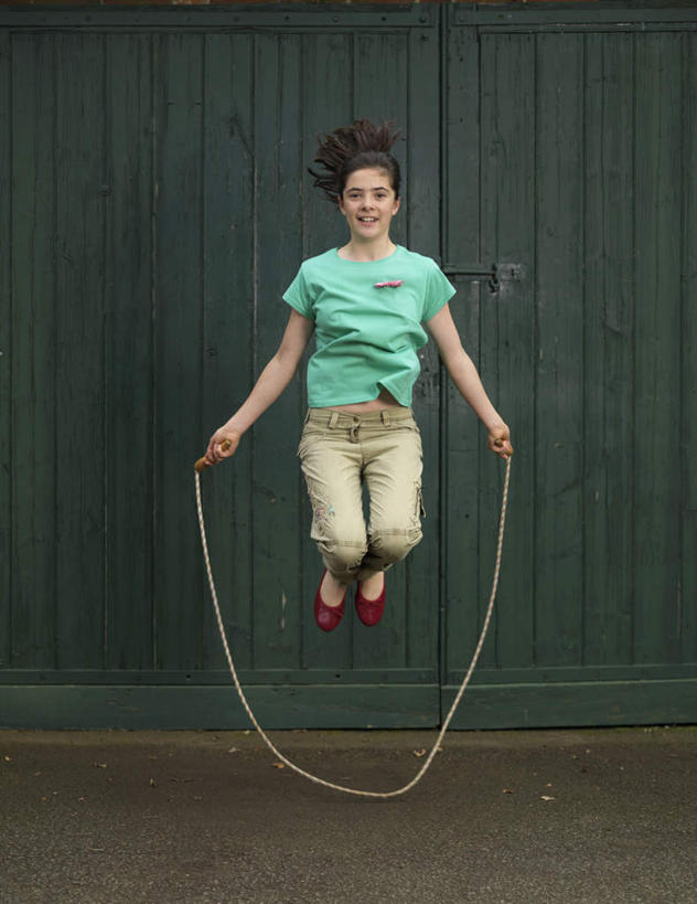 西方人,一个人,跳,跳绳,竖图,室内,白天,正面,锻炼,运动,门,欧洲,欧洲人,仅一个年轻女性,仅一个女性,仅一个人,握,服装,半空,拿,拿着,休闲装,衣服,绳子,门框,休闲,休闲服,握着,服饰,体育,年轻女性,女人,女性,白种人,跳跃,彩图,全身,健身