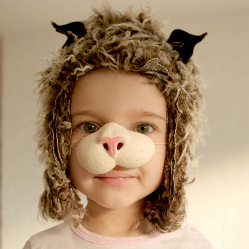 西方人,儿童,一个人,站,笑,微笑,方图,室内,特写,白天,正面,纯洁,房间,欧洲,欧洲人,仅一个女性,仅一个人,阴影,服装,光线,面具,影子,墙,灯光,注视,休闲装,墙壁,墙面,小孩,衣服,观察,看,站着,仅一个小孩,休闲,休闲服,可爱,童年,童趣,模仿,服饰,观看,察看,模拟,关注,童真,烂漫,无邪,妆扮,仿照,天真,女孩,女人,女性,白种人,孩子,站立,半身,彩图,打扮,装扮,女生