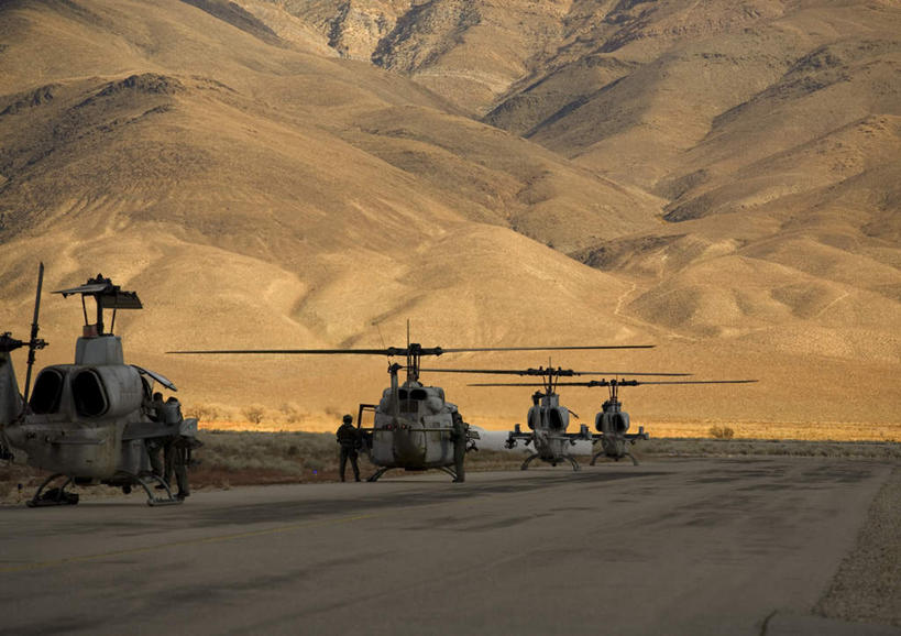 无人,横图,室外,白天,正面,度假,美景,山,山脉,城市风光,城市,道路,飞机,路,公路,阴影,光线,影子,景观,山峰,交通,山峦,娱乐,航空,阳光,交通工具,群山,享受,休闲,景色,放松,直升机,直升飞机,载具,四架,马路,彩图