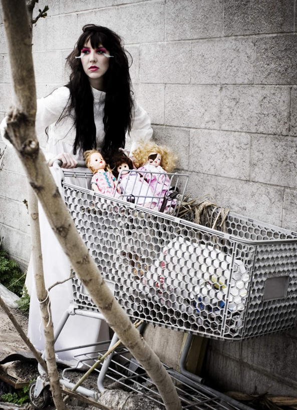 西方人,一个人,站,拉,推,竖图,室外,白天,正面,化妆,美容,植物,购物车,欧洲,欧洲人,仅一个年轻女性,仅一个女性,仅一个人,护肤,服装,娃娃,墙,枝条,墙壁,墙面,树,树木,树枝,衣服,站着,保养,享受,休闲,放松,保健,服饰,衣着,穿着,芭比娃娃,养颜,衣饰,虬枝,枝杈,年轻女性,女人,女性,白种人,站立,彩图,全身