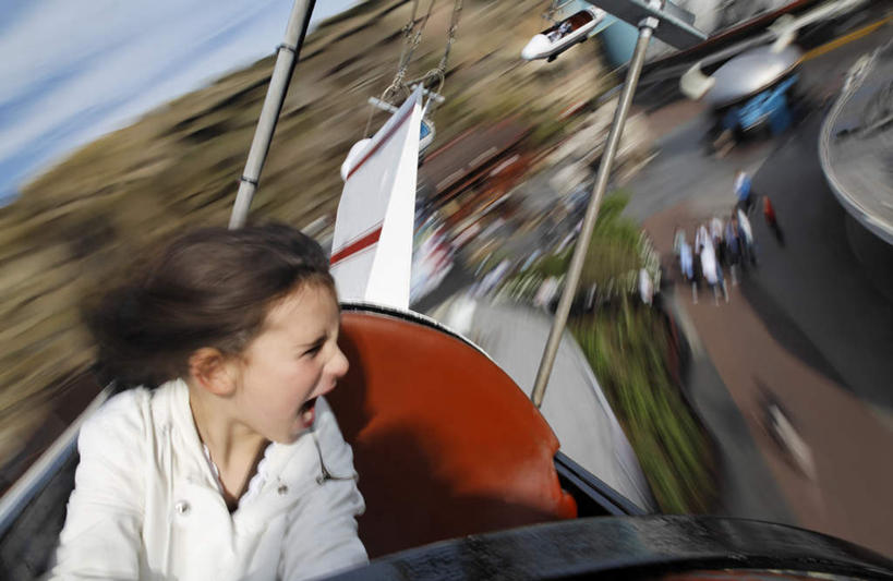 西方人,一个人,横图,室外,特写,白天,正面,飞机,欧洲,欧洲人,仅一个年轻女性,仅一个女性,仅一个人,飞翔,阴影,朦胧,模糊,飞行,光线,影子,交通,翱翔,航空,飞,阳光,交通工具,张嘴,运输,害怕,惊恐,载具,张大嘴巴,喷气式飞机,年轻女性,女人,女性,白种人,张开嘴,半身,彩图