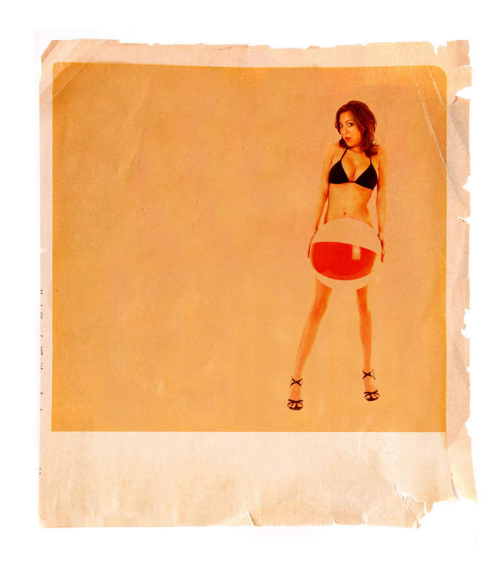 西方人,一个人,站,竖图,室内,白天,正面,泳装,比基尼,高跟鞋,性感,鞋子,欧洲,欧洲人,仅一个年轻女性,仅一个女性,仅一个人,破旧,陈旧,纸张,注视,观察,看,站着,观看,察看,关注,陈腐,年轻女性,女人,女性,白种人,站立,彩图,全身,三点式,泳衣