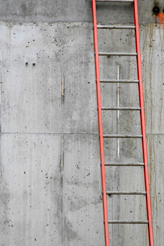 无人,攀登,竖图,室外,白天,正面,金属制品,破旧,陈旧,金属,梯子,阶梯,木梯,墙,墙壁,墙面,红色,爬,上升,登高,陈腐,攀爬,彩图