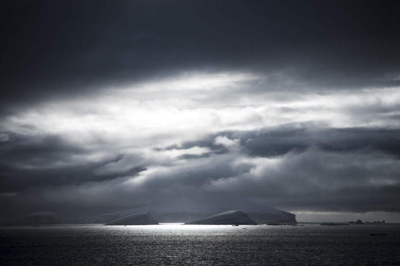 无人,横图,全景,黑白,室外,白天,仰视,美景,天际线,阴影,光线,影子,景观,水平线,乌云,云,云朵,辽阔,灯光,海平线,天空,自然,天,广阔,景色,一望无际,自然风光,无边无际,一马平川,低角度拍摄,水天相接,水天一线