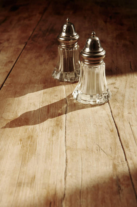 无人,竖图,室内,特写,白天,正面,餐桌,桌子,静物,两瓶,阴影,光线,影子,调料,调味品,调味料,调味瓶,阳光,餐台,彩图