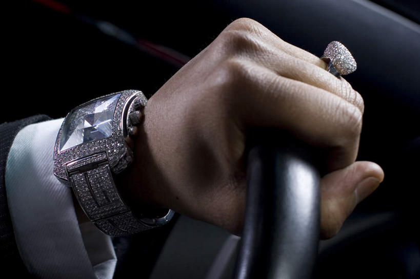 西方人,手,一个人,横图,室内,白天,正面,西装,爱情,欧洲,欧洲人,仅一个男性,仅一个人,握,套装,正装,时间,时钟,手表,浪漫,拿,计时,拿着,职业装,装饰品,仅一个年轻男性,方向盘,戒指,饰品,首饰,水钻,钟表,开车,手部,表,恩爱,握着,腕表,信物,权利,手饰,男人,男性,年轻男性,白种人,钟,半身,彩图