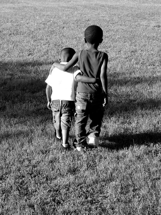 西方人,儿童,两个人,走,竖图,黑白,室外,白天,纯洁,草地,草坪,植物,欧洲,欧洲人,阴影,服装,裤子,光线,影子,牛仔裤,休闲装,草,小孩,背面,衣服,绿色,阳光,休闲,休闲服,可爱,童年,童趣,服饰,搀扶,童真,烂漫,无邪,天真,男孩,男人,男性,白种人,步行,散步,走路,全身,男生