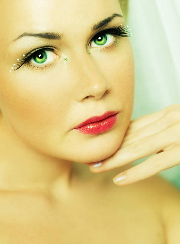 西方人,脸,头,眼睛,鼻子,嘴,耳朵,脸颊,眉毛,睫毛,手,一个人,站,竖图,室内,特写,白天,正面,欧洲,欧洲人,瞳孔,仅一个年轻女性,仅一个女性,仅一个人,撑,阴影,新鲜,反射,影子,托腮,注视,绿色,水钻,观察,看,托,站着,手部,眼部,观看,青春,察看,生命,关注,托下巴,和平,安详,冷色,年轻女性,女人,女性,白种人,头部,鼻,鼻孔,耳,耳部,睫,口,口腔,脸部,脸蛋,眉,面部,眼,眼睫毛,眼眉,嘴巴,嘴唇,站立,半身,彩图,眼眉毛