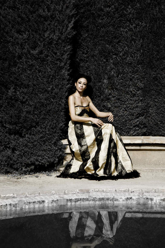 东方人,脸,头,眼睛,鼻子,嘴,耳朵,脸颊,眉毛,睫毛,手,一个人,坐,竖图,室外,白天,正面,裙子,湖,湖泊,水,植物,道路,路,亚洲,瞳孔,仅一个年轻女性,仅一个女性,仅一个人,连衣裙,湖面,水流,水面,小路,交通,注视,黄种人,树,树木,绿色,自然,湖水,观察,看,手部,眼部,乡间小路,生长,成长,观看,察看,关注,年轻女性,女人,女性,亚洲人,头部,鼻,鼻孔,耳,耳部,睫,口,口腔,脸部,脸蛋,眉,面部,眼,眼睫毛,眼眉,嘴巴,嘴唇,坐着,半身,彩图,眼眉毛