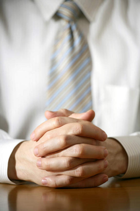 西方人,一个人,坐,竖图,室内,特写,白天,正面,衬衫,桌子,欧洲,欧洲人,仅一个男性,仅一个人,阴影,反射,影子,办公桌,领带,祝福,虔诚,仅一个年轻男性,祈祷,双手合十,感谢,合十礼,合掌礼,合十,莲华合掌,感恩,男人,男性,年轻男性,白种人,坐着,半身,彩图,衬衣