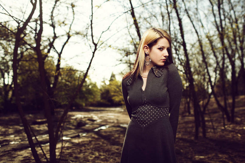 西方人,脸,头,眼睛,鼻子,嘴,耳朵,脸颊,眉毛,睫毛,一个人,站,横图,室外,白天,正面,裙子,草地,草坪,美景,树林,植物,欧洲,欧洲人,瞳孔,仅一个年轻女性,仅一个女性,仅一个人,阴影,连衣裙,光线,影子,景观,注视,草,树,树木,阳光,自然,耳环,观察,看,站着,景色,眼部,生长,成长,观看,察看,关注,自然风光,耳饰,年轻女性,女人,女性,白种人,头部,鼻,鼻孔,耳,耳部,睫,口,口腔,脸部,脸蛋,眉,面部,眼,眼睫毛,眼眉,嘴巴,嘴唇,站立,半身,彩图,眼眉毛