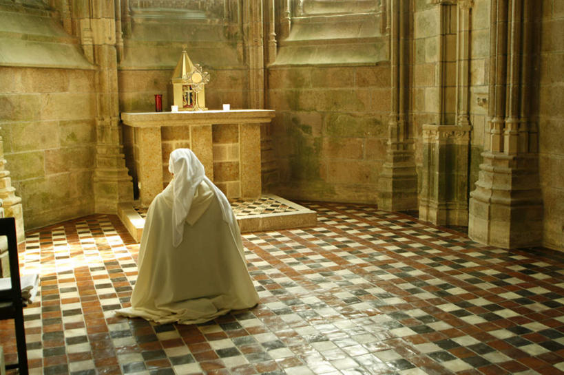 西方人,一个人,坐,横图,俯视,室内,白天,壁炉,房间,欧洲,欧洲人,仅一个女性,仅一个人,一排,许多,阴影,节日,整齐,光线,影子,柱子,墙,灯光,很多,注视,文化,墙壁,墙面,排列,观察,看,祈祷,仅一个中年女性,健康,许愿,宗教,信仰,观看,纪念,祈求,察看,队列,关注,平安,女人,女性,中年女性,白种人,修女,坐着,彩图,高角度拍摄,全身,修女服