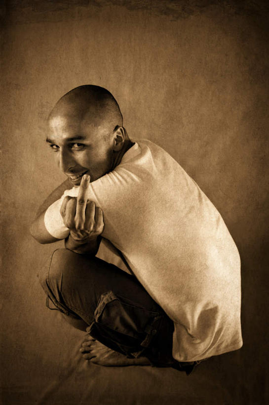 西方人,中指,一个人,坐,竖图,俯视,室内,白天,欧洲,欧洲人,仅一个男性,仅一个人,指,阴影,服装,光线,影子,灯光,地面,注视,休闲装,方向,仅一个年轻男性,衣服,观察,看,手势,休闲,向上,休闲服,竖,服饰,观看,翘,察看,指向,鄙视,关注,挑衅,藐视,讽刺,蔑视,嘲笑,人身攻击,男人,男性,年轻男性,白种人,坐着,彩图,高角度拍摄,全身