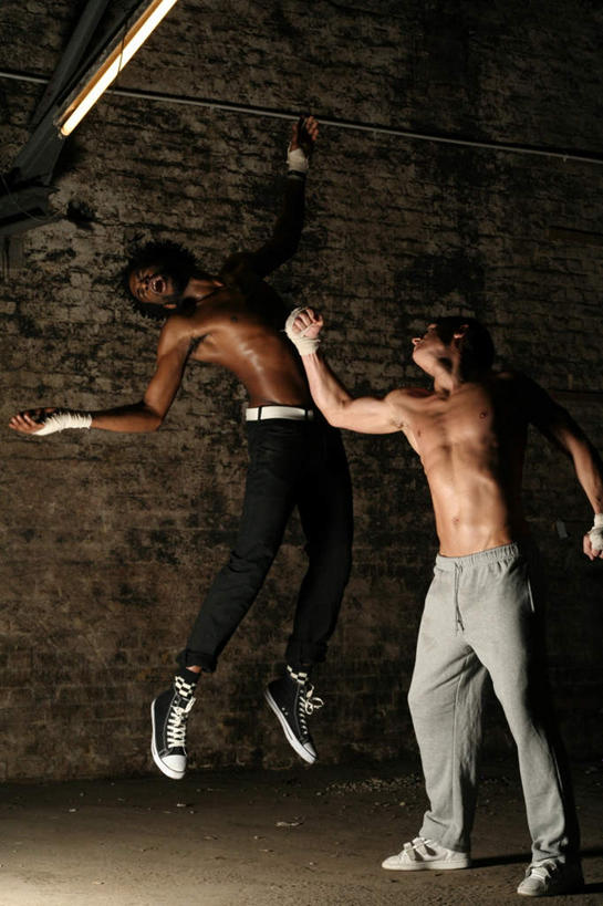 西方人,两个人,站,举,伸展双臂,竖图,室内,白天,正面,运动鞋,房间,鞋子,欧洲,欧洲人,阴影,裤子,光线,影子,墙,灯光,腰带,裸露,墙壁,墙面,托,站着,赤裸,皮带,休闲鞋,打架,打斗,裸,裤带,昂首,男人,男性,年轻男性,白种人,敞开双臂,举起,举手,举着,伸开双臂,抬头,向上举,向上伸,向上托,仰头,展开双肩,站立,张开手臂,张开双臂,彩图,全身