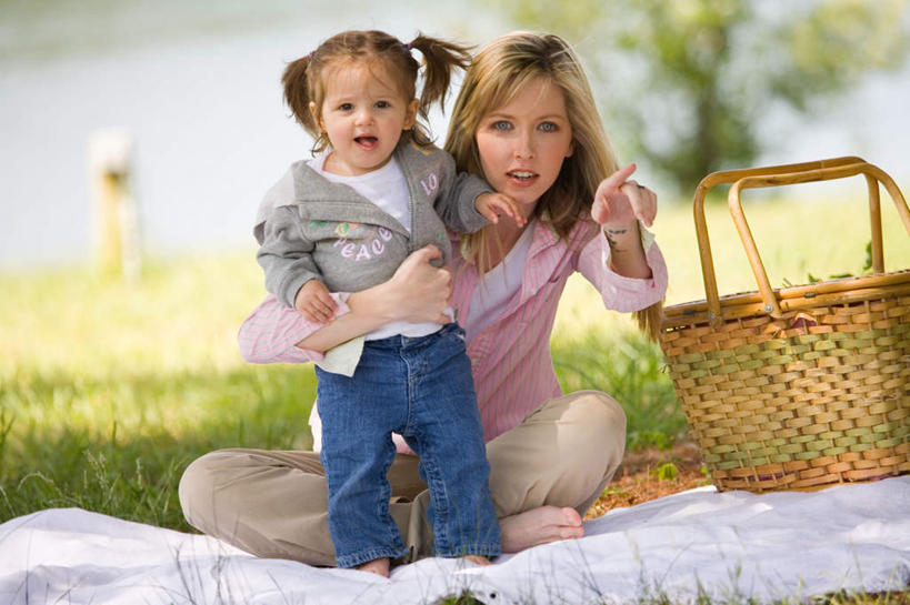 西方人,儿童,舌,两个人,家庭,母亲,女儿,站,坐,交叉,横图,室外,白天,正面,纯洁,草地,草坪,植物,地毯,竹子,欧洲,欧洲人,一棵,指,阴影,竹制,服装,朦胧,模糊,编织,光线,篮子,影子,地面,注视,休闲装,方向,吐舌头,草,树,树木,一个,小孩,衣服,绿色,阳光,自然,竹篮,观察,看,伸舌头,手势,站着,张嘴,休闲,温暖,温馨,鬼脸,母女,一家人,休闲服,可爱,母爱,童年,童趣,服饰,生长,单个,成长,观看,竹条,交织,和睦,察看,竹制品,指向,食指,关注,露营,野营,张大嘴巴,童真,烂漫,无邪,宿营,穿插,天真,年轻女性,女孩,女人,女性,白种人,孩子,年轻人,张开嘴,站立,坐着,彩图,全身,融洽,女生