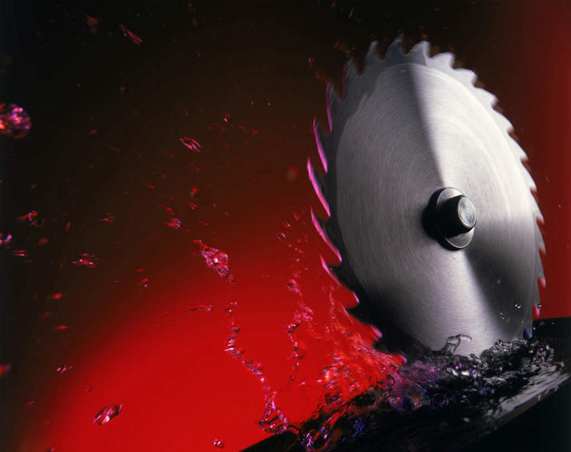 无人,横图,室内,特写,白天,正面,水,静物,阴影,飞溅,溅,光线,工具,液体,影子,墙,水滴,灯光,墙壁,墙面,水珠,一个,单个,锯子,电锯,切割,喷洒,锯,动力锯,彩图,割