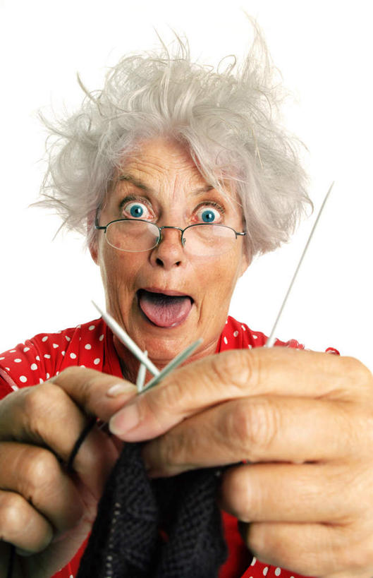 西方人,眼睛,眉毛,睫毛,头发,一个人,举,竖图,室内,白天,白色背景,正面,欧洲,欧洲人,瞳孔,仅一个女性,仅一个人,握,服装,编织,眼镜,拿,拿着,注视,休闲装,吐舌头,衣服,红色,蓝色,白色,观察,看,伸舌头,托,休闲,鬼脸,休闲服,吐舌,握着,眼部,摄影,服饰,仅一个老年女性,影棚,观看,老花镜,察看,关注,毛衣针,织棒,远视眼镜,老年女性,女人,女性,白种人,睫,眉,眼,眼睫毛,眼眉,举起,举手,举着,向上举,向上伸,向上托,半身,彩图,影棚拍摄,拍摄,眼眉毛