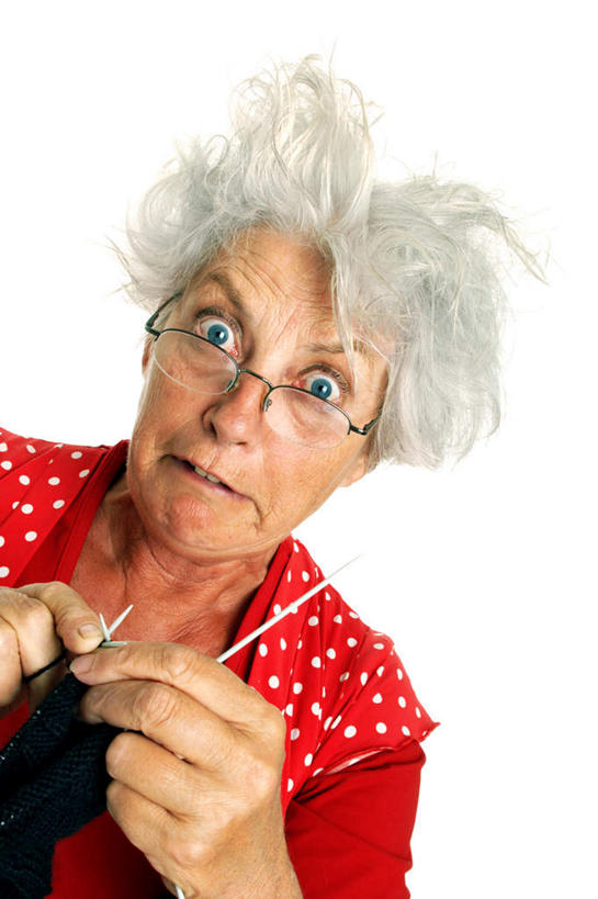 西方人,眼睛,眉毛,睫毛,头发,一个人,举,竖图,室内,白天,白色背景,正面,欧洲,欧洲人,瞳孔,仅一个女性,仅一个人,握,服装,编织,眼镜,拿,拿着,注视,休闲装,衣服,红色,蓝色,白色,观察,看,托,休闲,休闲服,握着,眼部,摄影,服饰,仅一个老年女性,影棚,观看,老花镜,察看,关注,毛衣针,织棒,远视眼镜,老年女性,女人,女性,白种人,睫,眉,眼,眼睫毛,眼眉,举起,举手,举着,向上举,向上伸,向上托,半身,彩图,影棚拍摄,拍摄,眼眉毛