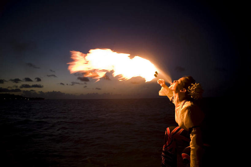 西方人,一个人,举,横图,室外,白天,侧面,热情,日落,火,欧洲,欧洲人,仅一个年轻女性,仅一个女性,仅一个人,表演,握,服装,火焰,晚霞,霞光,落日,燃烧,拿,火把,火炬,拿着,注视,休闲装,衣服,白色,黄昏,吹,观察,看,托,休闲,休闲服,彩霞,喷火,握着,服饰,观看,察看,关注,夕照,年轻女性,女人,女性,白种人,夕阳,举起,举手,举着,向上举,向上伸,向上托,半身,彩图,斜阳