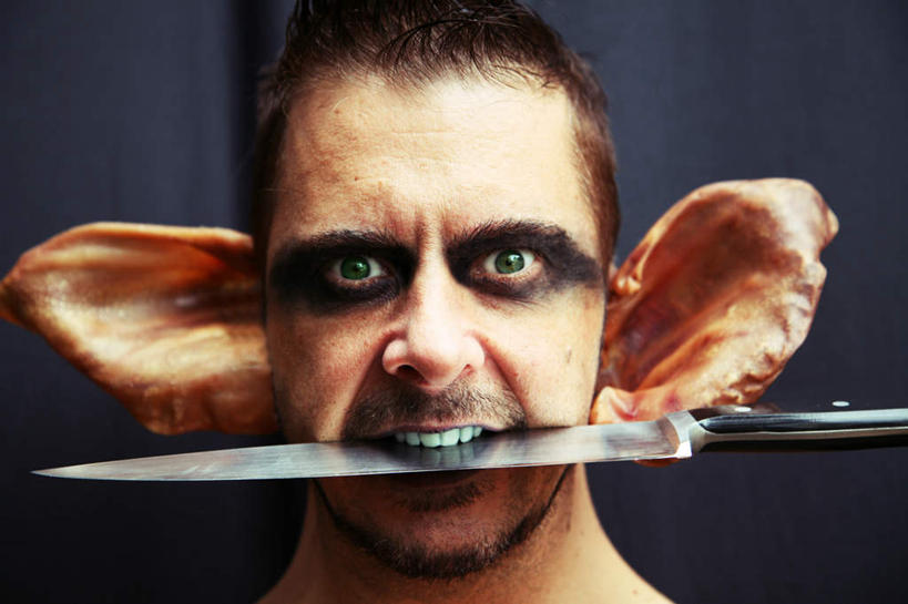 西方人,脸,头,眼睛,耳朵,脸颊,眉毛,睫毛,一个人,横图,室内,特写,白天,正面,竞争,欧洲,欧洲人,瞳孔,仅一个男性,仅一个人,仅一个中年男性,对抗,咬,灰色背景,冲突,刀具,破坏,蓝色,刀,武器,战争,含,眼部,摄影,影棚,巨大,损坏,咬着,叼,攻击,威胁,对立,矛盾,叼着,兵器,防御,恶魔,魔鬼,敌对,挫败,斗争,抗拒,抗衡,凶器,杀伤,威慑,妖怪,精灵,硕大,妖精,危险,男人,男性,中年男性,白种人,头部,耳,耳部,睫,脸部,脸蛋,眉,面部,眼,眼睫毛,眼眉,半身,彩图,影棚拍摄,拍摄,匕首,眼眉毛