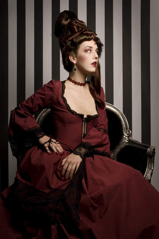 西方人,头发,一个人,坐,竖图,室内,白天,正面,裙子,骄傲,项链,椅子,欧洲,欧洲人,仅一个年轻女性,仅一个女性,仅一个人,表演,连衣裙,服装,装饰,注视,装饰品,衣服,红色,紫色,饰品,首饰,观察,看,服饰,观看,华丽,修饰,耳坠,盘发,点缀,察看,衣着,穿着,关注,衬托,美观,雅致,雅观,衣饰,傲岸,高慢,清高,傲慢,高傲,自豪,年轻女性,女人,女性,白种人,坐着,半身,彩图