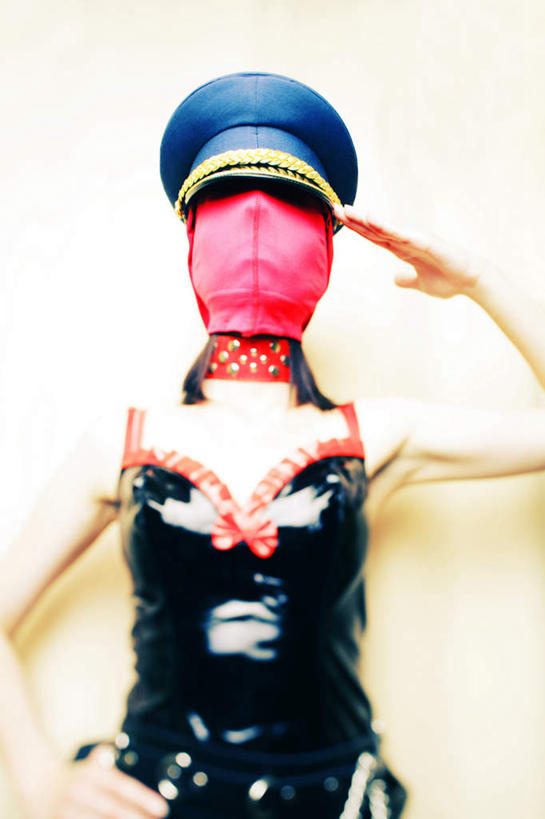 西方人,一个人,举,竖图,室内,白天,白色背景,正面,制服,帽子,欧洲,欧洲人,仅一个年轻女性,仅一个女性,仅一个人,服装,手叉腰,衣服,黑色,叉腰,托,遮,遮掩,摄影,服饰,军帽,影棚,掩盖,敬礼,遮挡,衣着,穿着,面罩,皮衣,遮盖,掩饰,衣饰,还礼,年轻女性,女人,女性,白种人,举起,举手,举着,向上举,向上伸,向上托,半身,彩图,影棚拍摄,礼服,拍摄