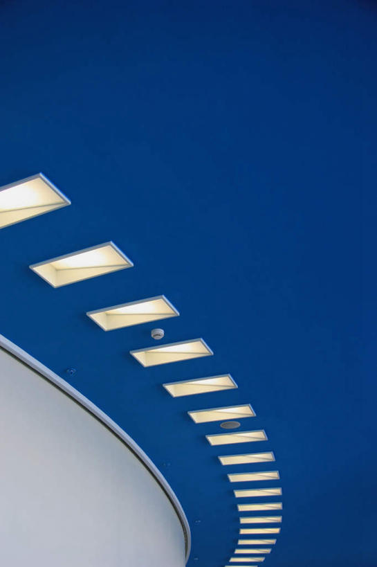 无人,竖图,室内,白天,仰视,天花板,照明,一排,许多,弯曲,整齐,圆形,壁灯,圆,屋顶,灯光,弧形,顶棚,灯,排列,蓝色,灯具,照亮,弧线,照明设备,队列,彩图,低角度拍摄