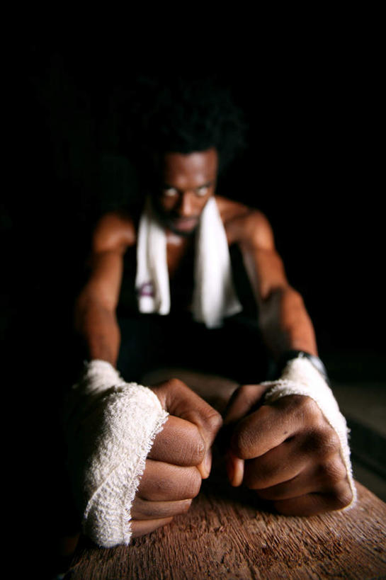 西方人,肌肉,健壮,一个人,拳击手,竖图,室内,白天,正面,锻炼,骄傲,比赛,运动,拳击,欧洲,非洲,黑人,欧洲人,仅一个男性,仅一个人,阴影,黑色背景,反射,纺织物,影子,注视,仅一个年轻男性,毛巾,观察,看,清洁,握拳,健康,活力,力量,摄影,影棚,观看,青春,保暖,察看,强壮,关注,透气,防水,储水,耐磨,吸水,傲岸,高慢,清高,傲慢,高傲,体育,自豪,男人,男性,年轻男性,非洲人,拳击家,拳击运动员,半身,彩图,影棚拍摄,健身,拍摄