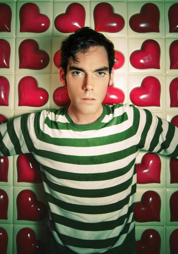 西方人,一个人,竖图,室内,白天,正面,爱情,欧洲,欧洲人,仅一个男性,仅一个人,许多,服装,爱心,墙,很多,浪漫,注视,休闲装,墙壁,墙面,仅一个年轻男性,衣服,红色,绿色,观察,看,休闲,温暖,温馨,心形,休闲服,恩爱,服饰,观看,和睦,察看,关注,张贴,男人,男性,年轻男性,白种人,心型,半身,彩图,融洽