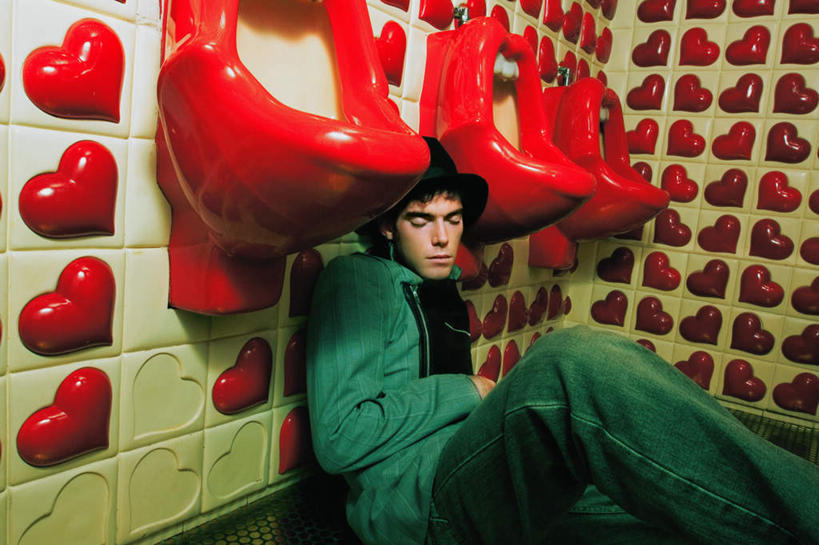 西方人,一个人,坐,闭眼,横图,室内,白天,侧面,爱情,欧洲,欧洲人,仅一个男性,仅一个人,许多,服装,爱心,墙,很多,浪漫,注视,休闲装,墙壁,墙面,仅一个年轻男性,衣服,红色,绿色,观察,看,休闲,温暖,温馨,心形,休闲服,恩爱,服饰,观看,和睦,察看,关注,张贴,男人,男性,年轻男性,白种人,心型,闭眼睛,闭着眼,闭着眼睛,坐着,半身,彩图,融洽