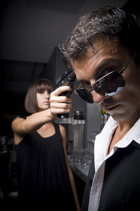 西方人,两个人,商务人士,商务男性,站,竖图,室内,白天,侧面,衬衫,欧洲,欧洲人,一副,握,套装,墨镜,枪,眼镜,拿,拿着,注视,太阳镜,太阳眼镜,观察,看,站着,遮阳镜,握着,手枪,观看,一支,察看,威胁,关注,对准,瞄准,商务装,工薪阶层,威逼,要挟,杀手,男人,男性,年轻女性,女人,女性,中年男性,白种人,白领,上班族,站立,半身,彩图,衬衣