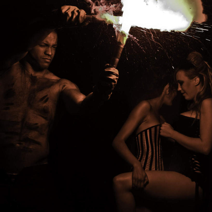 西方人,肌肉,健壮,三个人,站,抱,方图,室内,白天,侧面,火,照明,欧洲,欧洲人,握,火花,火焰,燃烧,拿,火炬,拿着,注视,裸露,观察,看,站着,健康,黑暗,活力,力量,握着,抱着,观看,青春,察看,暴露,搂着,漆黑,强壮,关注,袒露,阴郁,男人,男性,年轻男性,年轻女性,女人,女性,白种人,怀抱,搂,搂抱,相抱,拥抱,站立,半身,彩图