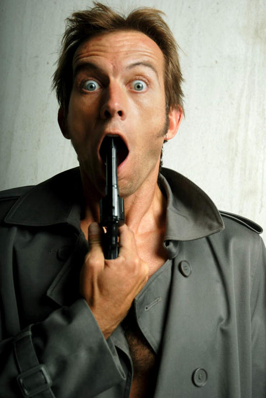 西方人,一个人,竖图,室内,特写,白天,白色背景,正面,欧洲,欧洲人,仅一个男性,仅一个人,握,服装,枪,拿,风衣,拿着,注视,仅一个年轻男性,衣服,观察,看,张嘴,握着,摄影,服饰,影棚,观看,察看,衣着,穿着,关注,自杀,张大嘴巴,衣饰,男人,男性,年轻男性,白种人,张开嘴,半身,彩图,影棚拍摄,拍摄