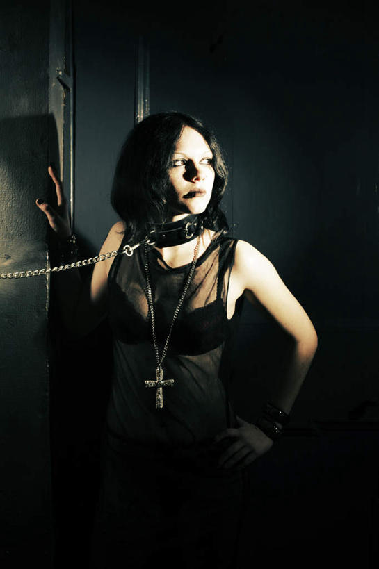 西方人,脸,头,眼睛,鼻子,嘴,耳朵,脸颊,眉毛,睫毛,手,一个人,站,竖图,室内,白天,正面,项链,欧洲,欧洲人,瞳孔,仅一个年轻女性,仅一个女性,仅一个人,阴影,内衣,光线,十字架,影子,墙,注视,墙壁,墙面,装饰品,阳光,饰品,首饰,扶,观察,看,站着,手部,眼部,观看,链条,察看,扶着,犯人,关注,虐待,年轻女性,女人,女性,白种人,头部,鼻,鼻孔,耳,耳部,睫,口,口腔,脸部,脸蛋,眉,面部,眼,眼睫毛,眼眉,嘴巴,嘴唇,站立,半身,彩图,眼眉毛