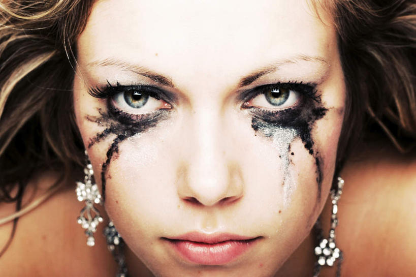 西方人,脸,头,眼睛,鼻子,嘴,耳朵,脸颊,眉毛,睫毛,一个人,横图,室内,特写,白天,正面,项链,欧洲,欧洲人,瞳孔,仅一个年轻女性,仅一个女性,仅一个人,注视,装饰品,耳环,饰品,首饰,观察,看,晕染,眼影,眼部,观看,察看,关注,耳饰,年轻女性,女人,女性,白种人,头部,鼻,鼻孔,耳,耳部,睫,口,口腔,脸部,脸蛋,眉,面部,眼,眼睫毛,眼眉,嘴巴,嘴唇,半身,彩图,眼眉毛