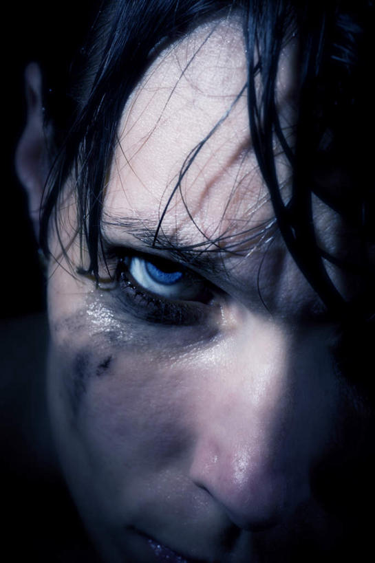 西方人,脸,头,眼睛,鼻子,嘴,耳朵,脸颊,眉毛,睫毛,一个人,竖图,室内,特写,白天,正面,欧洲,欧洲人,瞳孔,仅一个男性,仅一个人,注视,仅一个年轻男性,观察,看,眼部,观看,察看,关注,恶魔,邪恶,罪恶,险恶,男人,男性,年轻男性,白种人,头部,鼻,鼻孔,耳,耳部,睫,口,口腔,脸部,脸蛋,眉,面部,眼,眼睫毛,眼眉,嘴巴,嘴唇,半身,彩图,眼眉毛