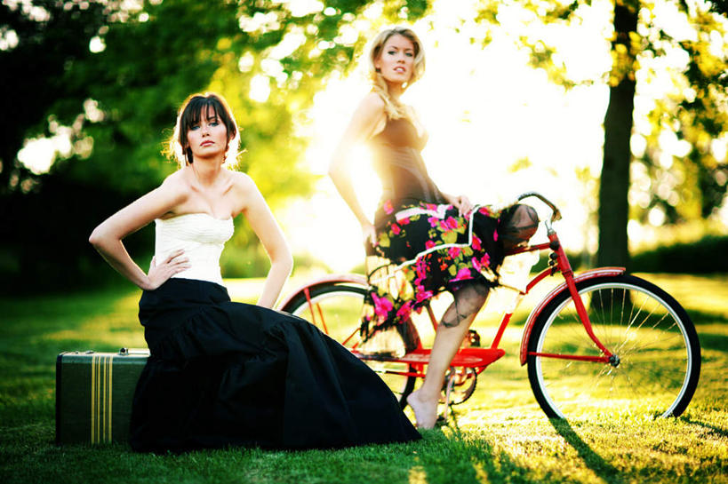 西方人,脸,头,眼睛,鼻子,嘴,耳朵,脸颊,眉毛,睫毛,两个人,坐,横图,室外,白天,正面,草地,草坪,树林,植物,自行车,欧洲,欧洲人,瞳孔,阴影,光线,拉杆箱,旅行箱,影子,注视,手叉腰,车,脚踏车,草,树,树木,绿色,阳光,行李箱,箱子,交通工具,叉腰,观察,看,眼部,生长,成长,观看,出差,察看,双手叉腰,关注,载具,年轻女性,女人,女性,白种人,头部,鼻,鼻孔,耳,耳部,睫,口,口腔,脸部,脸蛋,眉,面部,眼,眼睫毛,眼眉,嘴巴,嘴唇,坐着,彩图,全身,旅行,眼眉毛