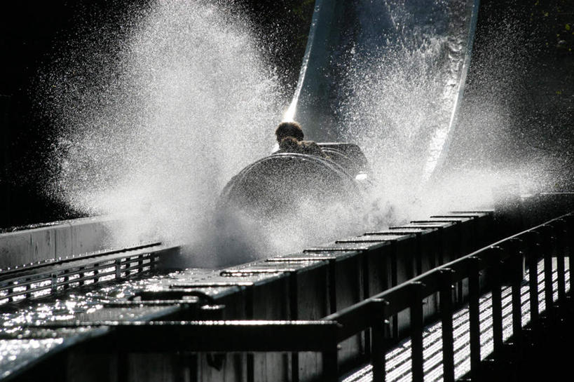 游乐园,横图,室外,白天,正面,游戏,水,游乐场,阴影,飞溅,溅,反射,液体,影子,水滴,玩,娱乐,过山车,水珠,休闲,活动,发泄,喷洒,消遣,智力,激流勇进,宣泄,乐园,玩耍,嬉戏,半身,彩图