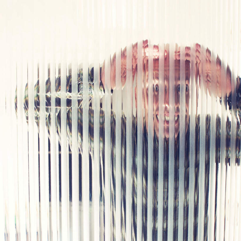 西方人,脸,头,眼睛,鼻子,嘴,耳朵,脸颊,眉毛,睫毛,手,一个人,站,举,横图,室内,白天,正面,窗户,落地窗,欧洲,欧洲人,瞳孔,仅一个男性,仅一个人,阴影,反射,影子,注视,玻璃窗,仅一个年轻男性,嘟嘴,观察,看,托,站着,手部,撅嘴,眼部,观看,察看,关注,猥琐,男人,男性,年轻男性,白种人,头部,鼻,鼻孔,耳,耳部,睫,脸部,脸蛋,眉,面部,眼,眼睫毛,眼眉,嘴巴,嘴唇,举起,举手,举着,向上举,向上伸,向上托,站立,半身,彩图,眼眉毛