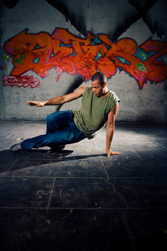 西方人,一个人,坐,竖图,室内,白天,正面,抽象,跳舞,绘画,欧洲,欧洲人,仅一个男性,仅一个人,阴影,艺术,光线,彩绘,图案,影子,墙,艺术品,古典,文化,墙壁,墙面,仅一个年轻男性,阳光,工艺品,品味,概念,街舞,美术,高雅,嘻哈,舞姿,美学,图文,男人,男性,年轻男性,白种人,坐着,彩图,全身,涂鸦,舞蹈