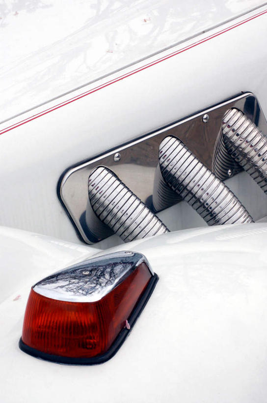 无人,竖图,室外,白天,正面,汽车,照明,灯光,车,灯,白色,灯具,交通工具,轿车,警示,车灯,尾灯,照亮,提醒,照明设备,提示,载具,汽车部件,彩图