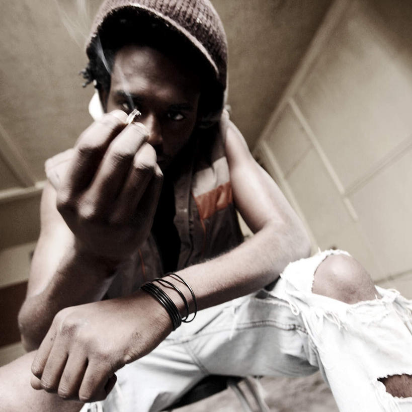 西方人,一个人,坐,吸烟,方图,室内,特写,白天,仰视,欧洲,欧洲人,仅一个男性,仅一个人,朦胧,模糊,破旧,陈旧,仅一个年轻男性,贫困,贫穷,困难,贫苦,穷苦,清苦,清贫,男人,男性,年轻男性,白种人,抽烟,坐着,半身,彩图,低角度拍摄