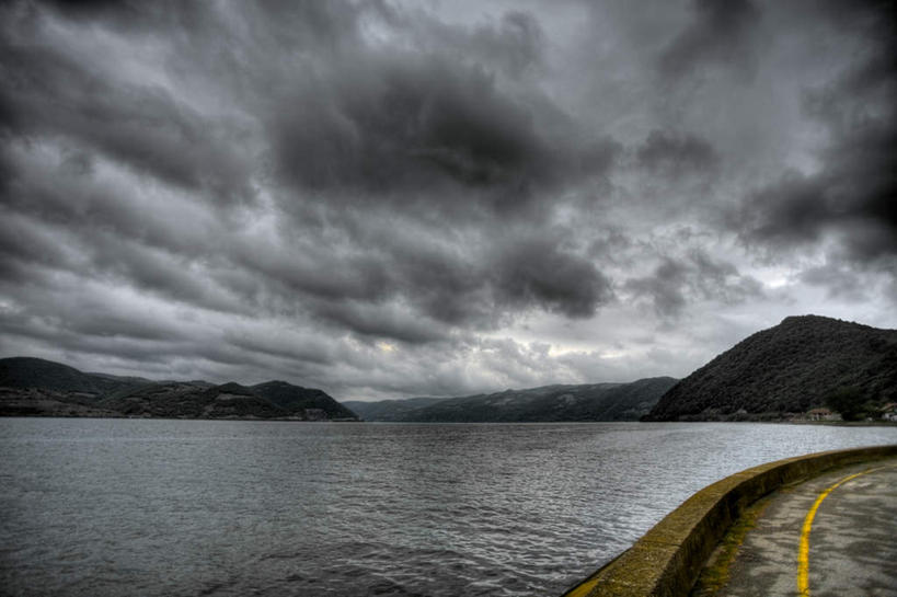 无人,横图,室外,白天,正面,旅游,度假,湖,湖泊,美景,山,山脉,水,欧洲,波纹,湖面,景观,山峰,水流,水面,云,云朵,分界线,停车线,山峦,云彩,娱乐,白云,水纹,天空,自然,波浪,湖水,群山,天,享受,休闲,景色,放松,晴朗,车行道,车行道分界线,自然风光,标线,东欧,车行线,塞尔维亚,塞尔维亚共和国,晴空,彩图