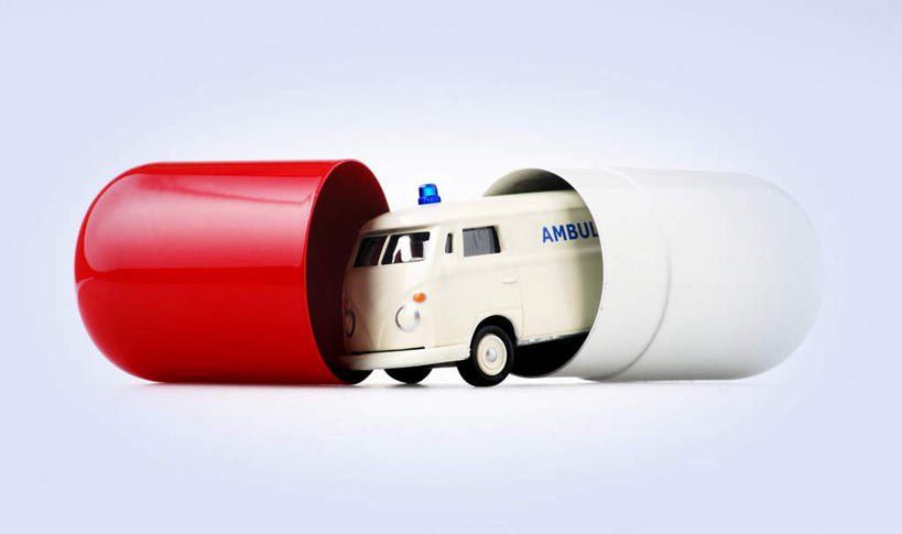 无人,横图,室内,白天,白色背景,正面,安全,汽车,救护车,一辆,药剂,防护,胶囊,车,红色,白色,药品,交通工具,治疗,创意,摄影,影棚,保护,药物,急救,医疗,载具,保险,预防,抢救,创新,新意,平安,彩图,影棚拍摄,拍摄