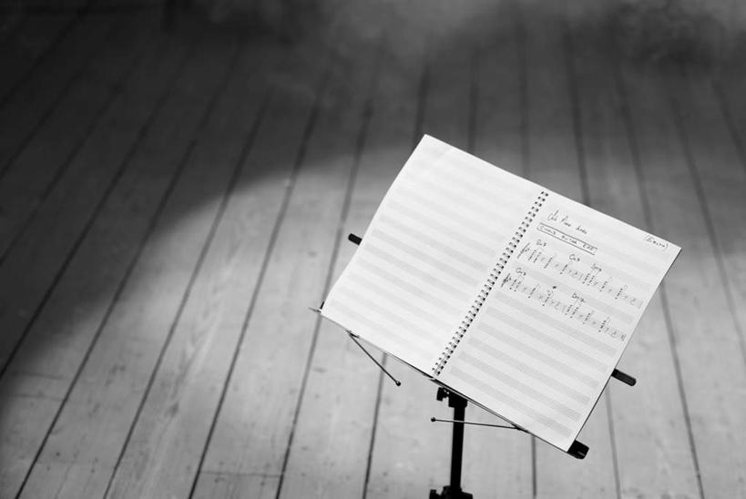 无人,横图,室内,特写,白天,正面,地板,静物,书籍,阴影,光线,影子,灯光,乐谱,五线谱,地面,音乐,木地板,一个,单个,节拍,音符,符头,符干,符尾,乐章,彩图
