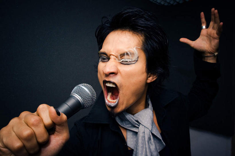 西方人,一个人,站,闭眼,横图,室内,白天,正面,欧洲,欧洲人,仅一个男性,仅一个人,灰色背景,大喊,仅一个年轻男性,话筒,站着,摄影,影棚,大叫,麦克风,扩音器,传声器,微音器,大呼,男人,男性,年轻男性,白种人,闭眼睛,闭着眼,闭着眼睛,站立,半身,彩图,影棚拍摄,拍摄