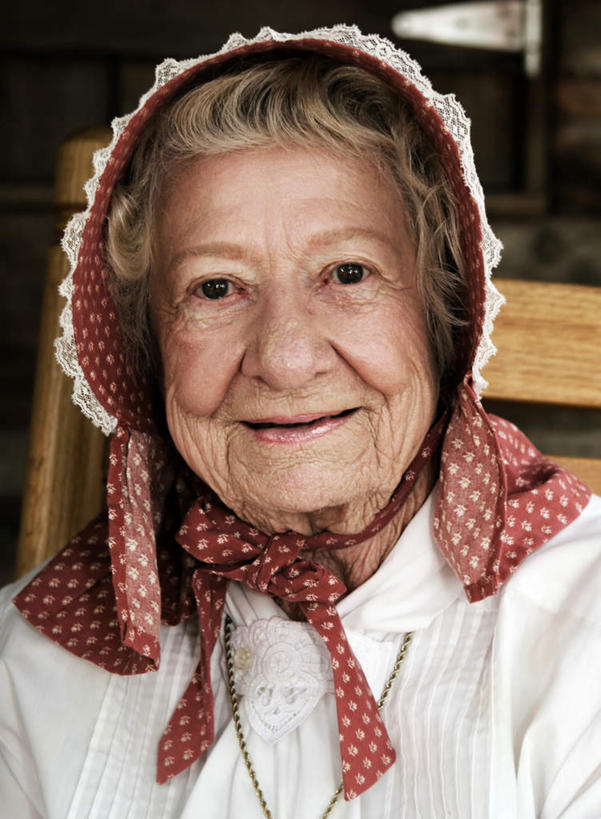 西方人,脸,头,眼睛,鼻子,嘴,耳朵,脸颊,眉毛,睫毛,一个人,坐,笑,微笑,竖图,室内,白天,正面,项链,椅子,欧洲,欧洲人,瞳孔,仅一个女性,仅一个人,阴影,反射,头巾,影子,木椅,注视,装饰品,饰品,首饰,观察,看,眼部,仅一个老年女性,观看,察看,关注,慈祥,老年女性,女人,女性,白种人,头部,鼻,鼻孔,耳,耳部,睫,口,口腔,脸部,脸蛋,眉,面部,眼,眼睫毛,眼眉,嘴巴,嘴唇,坐着,半身,彩图,和蔼,眼眉毛